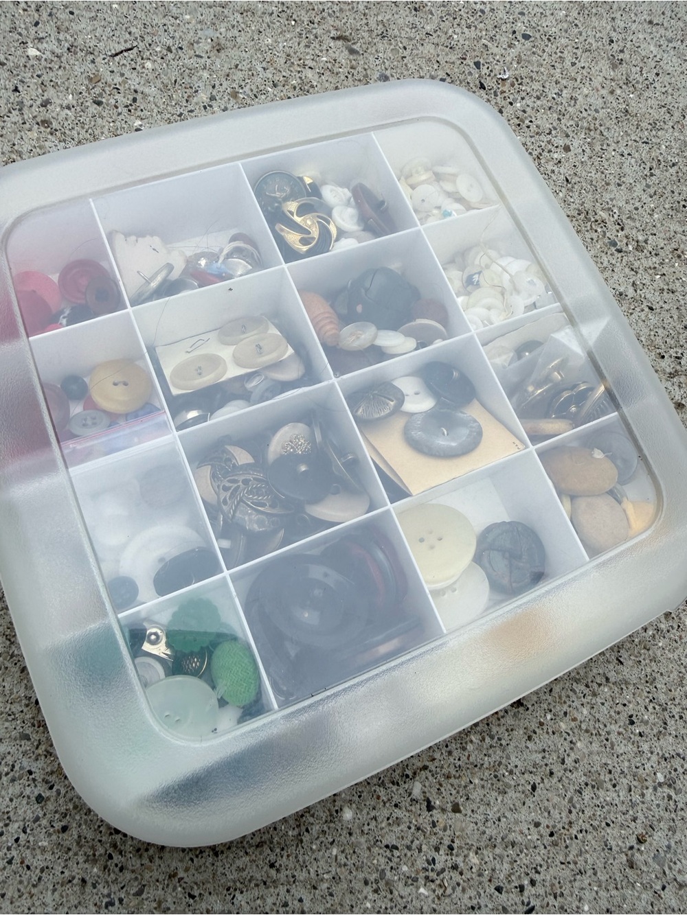 Collection of vintage buttons in divided organizer - Picture 2 of 6